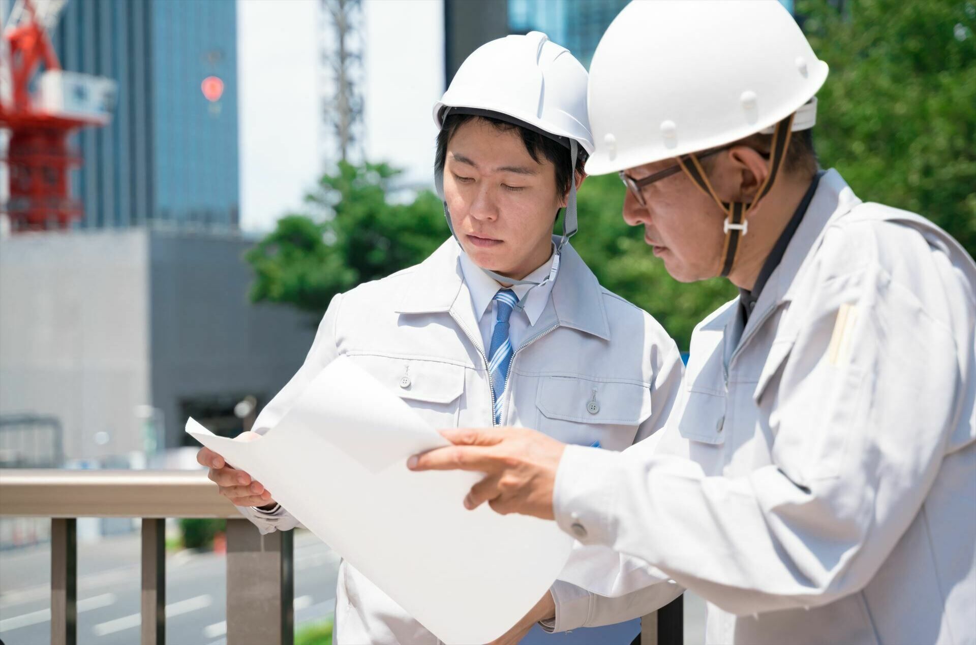設計図を見るスタッフたち